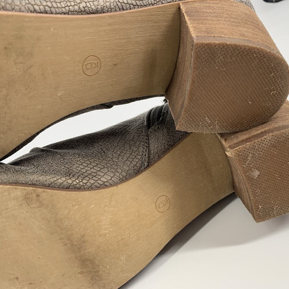 Very G Wonderlust Peep Toe Booties 9 Womens Grey Metallic Stacked Ankle Boots - Picture 10 of 10